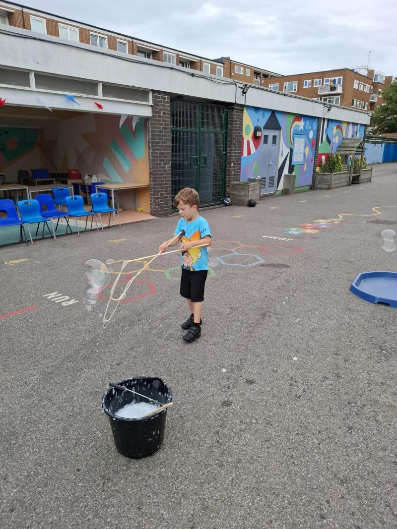 Hopscotch Holiday Club - Summer - Giant Bubbles