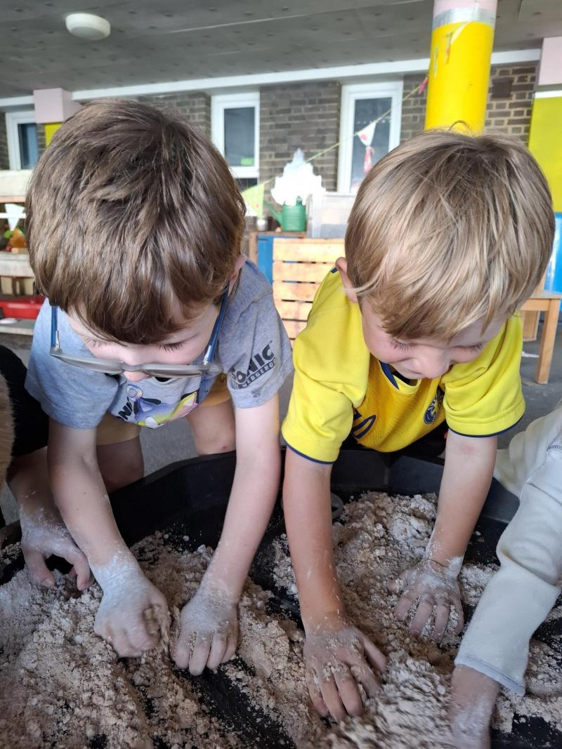 Hopscotch Holiday Club - Summer - Kinetic Sand